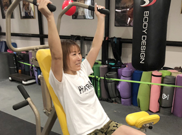 サンドバッグを使ってパンチトレーニングを行う様子